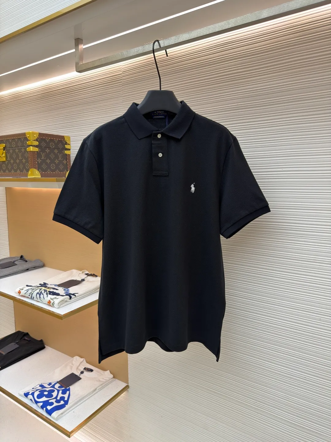 Ralph Lauren embroidered logo Polo shirt ●Original version: Purchased and developed at 1590 ●Item number: 1682564-A15 ●Material: pure cotton pique fabric ●Technology: embroidery production ●Color: black ●Version: fitted version ●Weight: about 285 grams ●Size: S-M-L-XL ●Description: Customized pure cotton sateen pique, tight and delicate, comfortable and next to the skin, elegantly presented with a touch of deep black The iconic white pony embroidery is like a smart musical note dancing on the black canvas. It is simple but highly recognizable. It is a versatile artifact in the wardrobe. It has a very simple shape and contains the soul of fashion. It adopts imported machine embroidery technology. It uses advanced computer control systems and precision mechanical parts to realize the iconic pony embroidery operation with high precision. The lines are smooth and delicate, and the fabrics have been washed. It has a better hand feel and texture. It is not easy to deform, not easy to shrink, not easy to fade, and maintains long-term beauty. The overall wiring is straight and delicate, the fabric is comfortable and soft, and the color is consistent without color difference. It can be matched with the same style to create a fashionable look and control various occasions. Customized accessories, complete with three standards, same style for men and women!